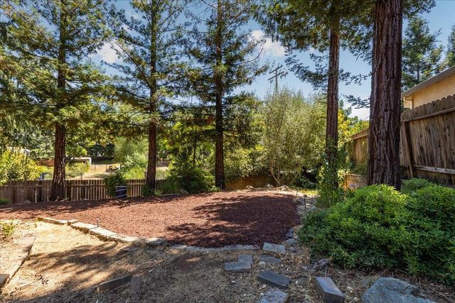 1045 Fox Run Ct, Auburn, CA 95603