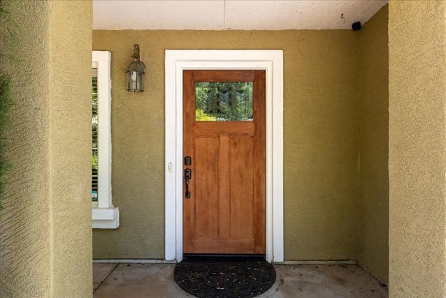 1045 Fox Run Ct, Auburn, CA 95603