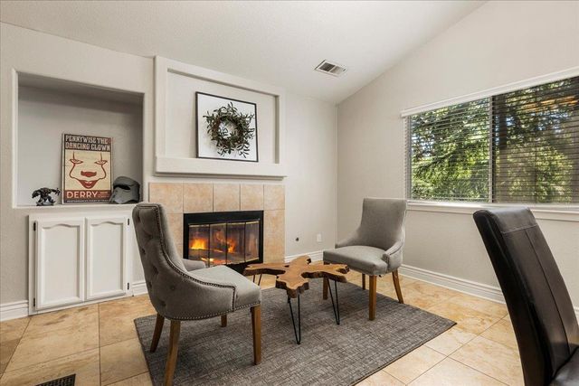 1045 Fox Run Ct, Auburn, CA 95603