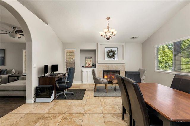 1045 Fox Run Ct, Auburn, CA 95603