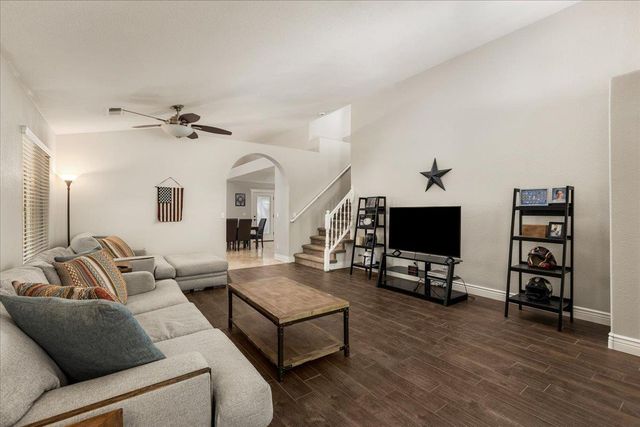 1045 Fox Run Ct, Auburn, CA 95603