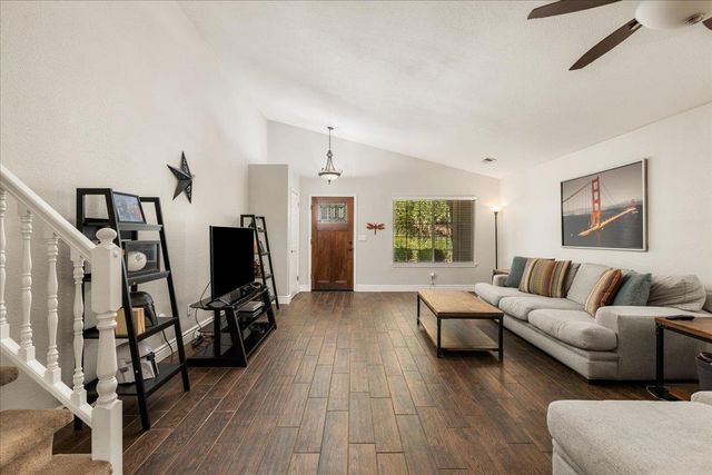 1045 Fox Run Ct, Auburn, CA 95603