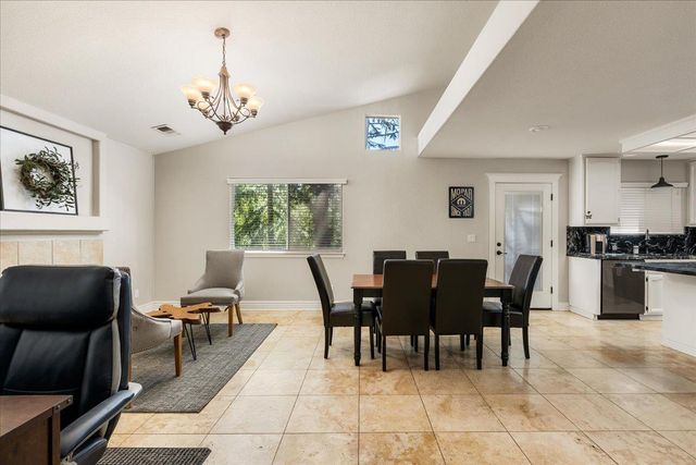 1045 Fox Run Ct, Auburn, CA 95603