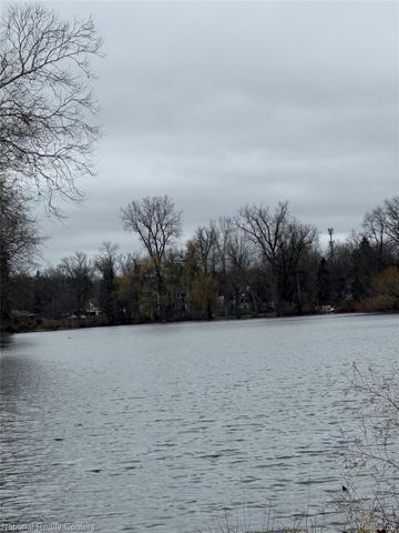 138 N Holcomb Road, Village Of Clarkston, MI 48346