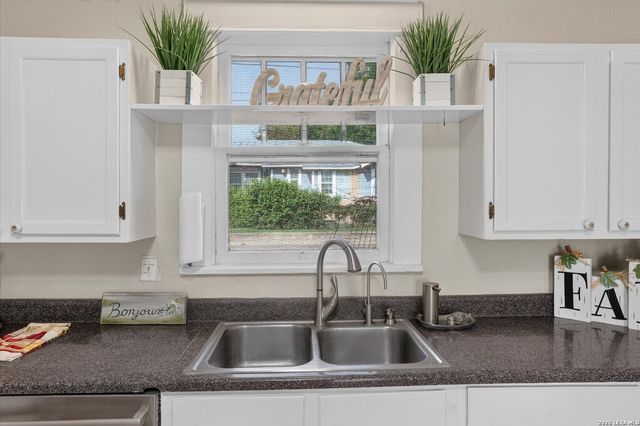 1039 W RUSSELL PL, San Antonio, TX 78212