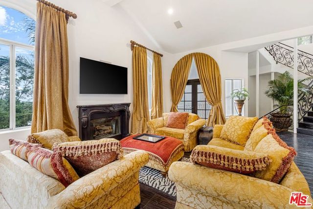 3030 Passmore Drive, Los Angeles, CA 90068