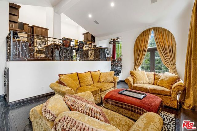 3030 Passmore Drive, Los Angeles, CA 90068
