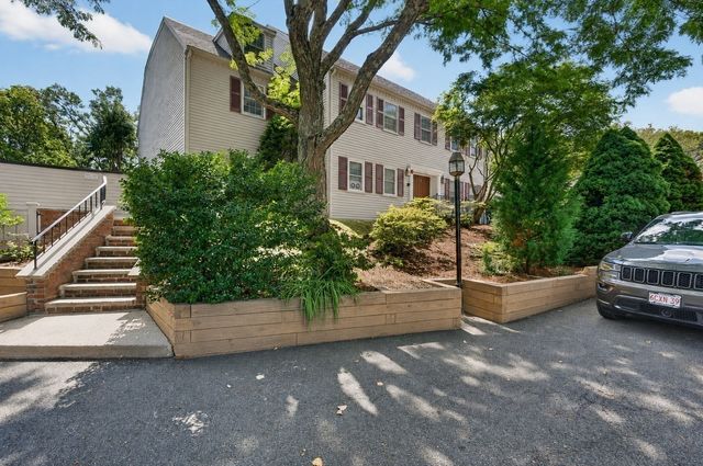 12 Valiant Way 12, Salem, MA 01970