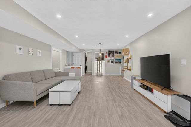 12 Valiant Way 12, Salem, MA 01970