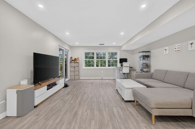 12 Valiant Way 12, Salem, MA 01970