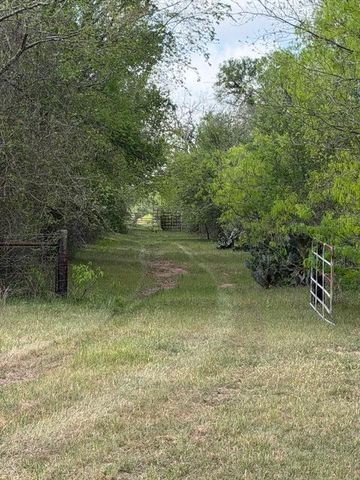 1235 Hoover ST, Luling, TX 78648