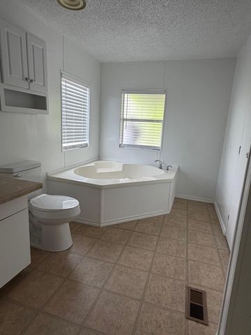 1235 Hoover ST, Luling, TX 78648