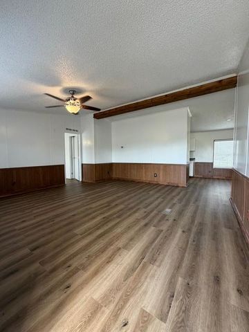 1235 Hoover ST, Luling, TX 78648
