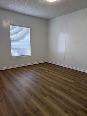 1235 Hoover ST, Luling, TX 78648