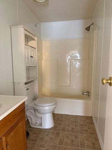 1235 Hoover ST, Luling, TX 78648
