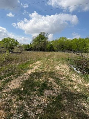 1235 Hoover ST, Luling, TX 78648