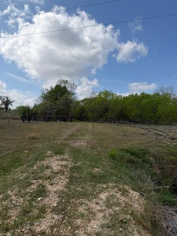 1235 Hoover ST, Luling, TX 78648