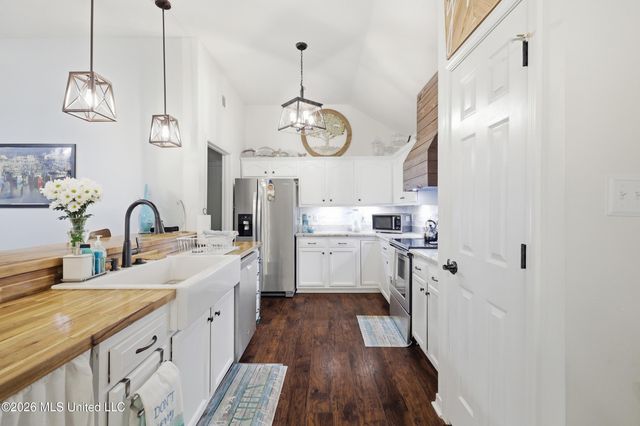 3405 N 7th Street, Ocean Springs, MS 39564