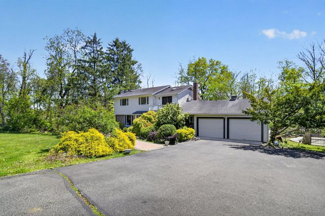 114 FEATHERBED LN, Hopewell, NJ 08525