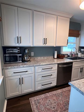 2082 Kohler Street, Waterford, MI 48329