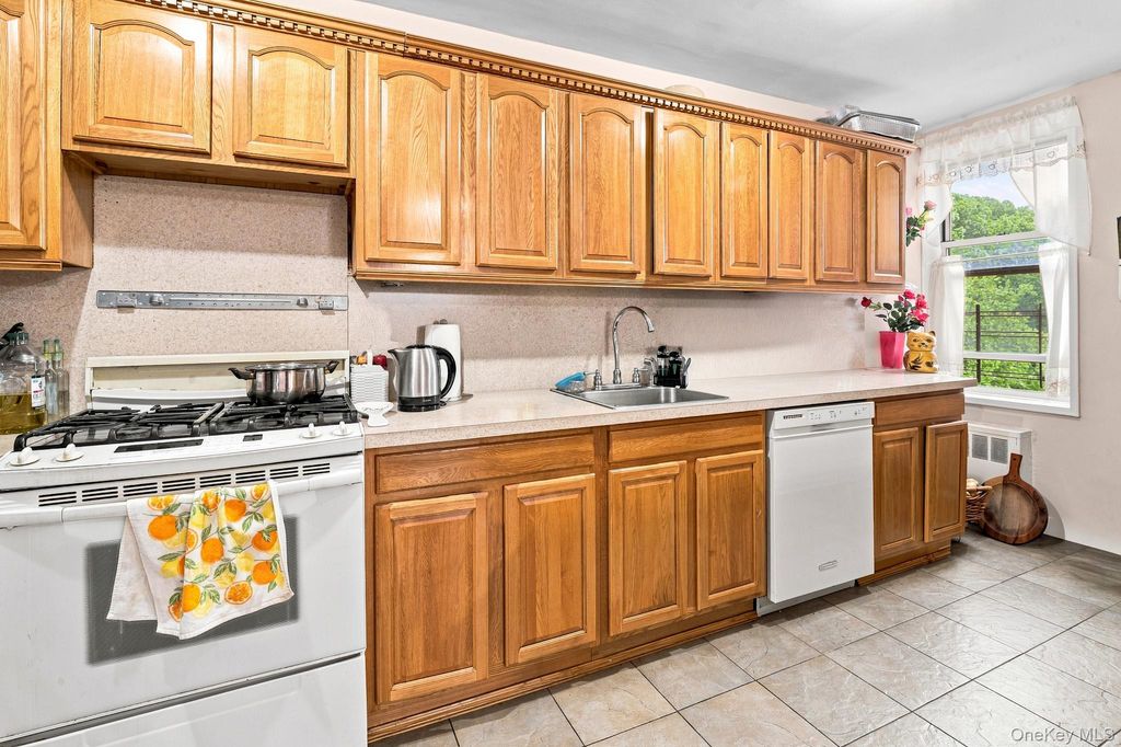 74-45 Yellowstone Boulevard 5G, Rego Park, NY 11374 — photo 2