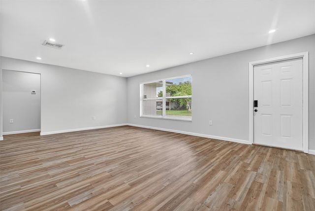 5714 NW 70th Ter, Tamarac, FL 33321
