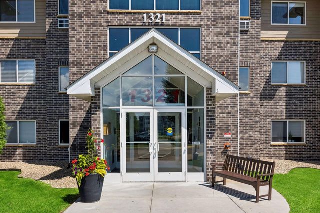 1321 Lake Drive W 123, Chanhassen, MN 55317