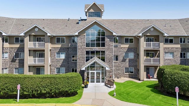 1321 Lake Drive W 123, Chanhassen, MN 55317