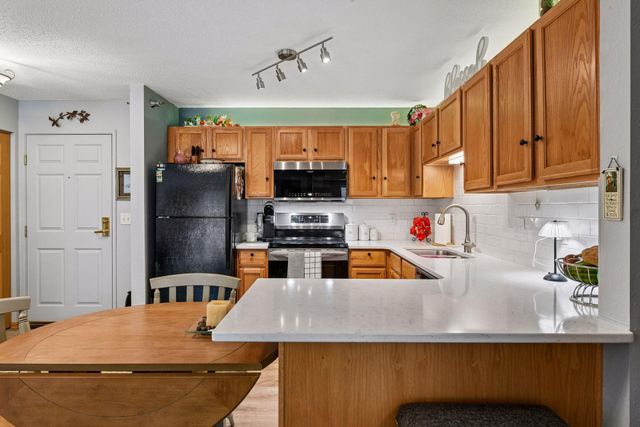 1321 Lake Drive W 123, Chanhassen, MN 55317