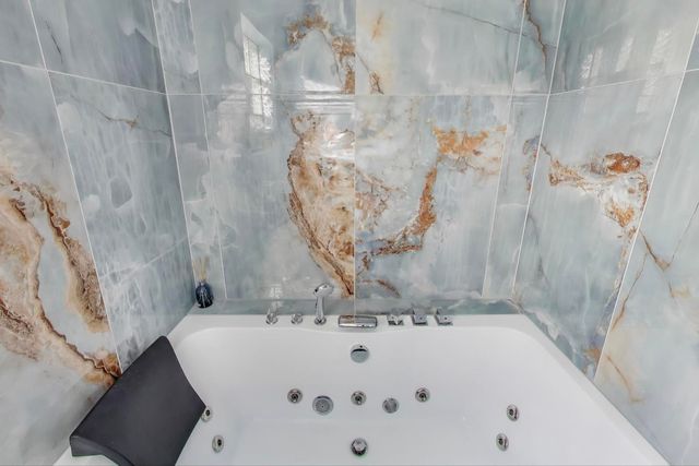 5935 W Henderson Street, Chicago, IL 60634