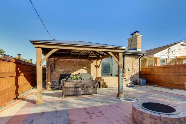 5935 W Henderson Street, Chicago, IL 60634