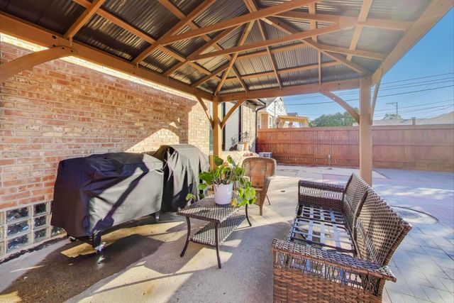 5935 W Henderson Street, Chicago, IL 60634