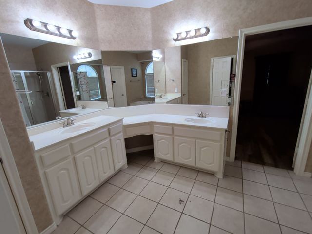 917 Greenfield Court, Kennedale, TX 76060