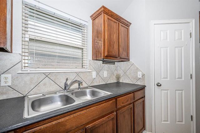 447 Oregon Trail, Edmond, OK 73003