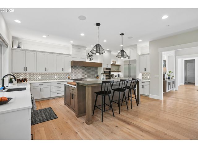 18965 PILKINGTON Rd, Lake Oswego, OR 97035