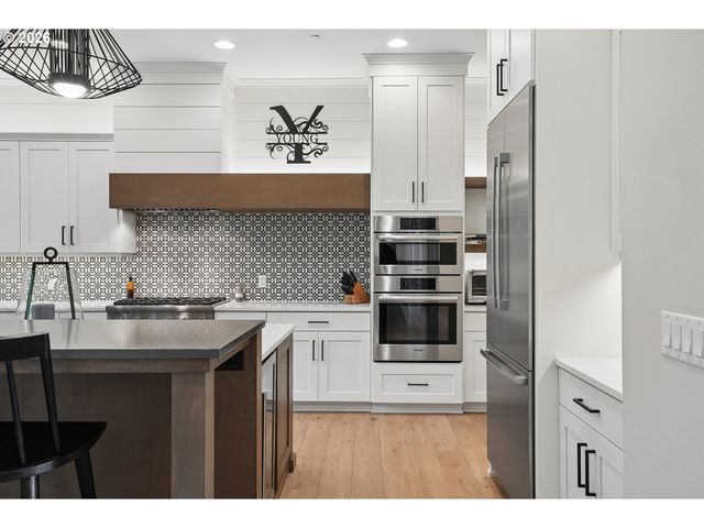18965 PILKINGTON Rd, Lake Oswego, OR 97035