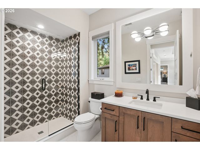 18965 PILKINGTON Rd, Lake Oswego, OR 97035