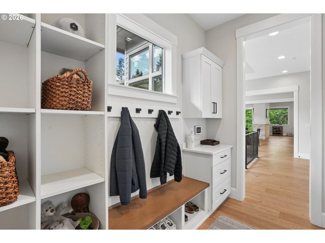 18965 PILKINGTON Rd, Lake Oswego, OR 97035