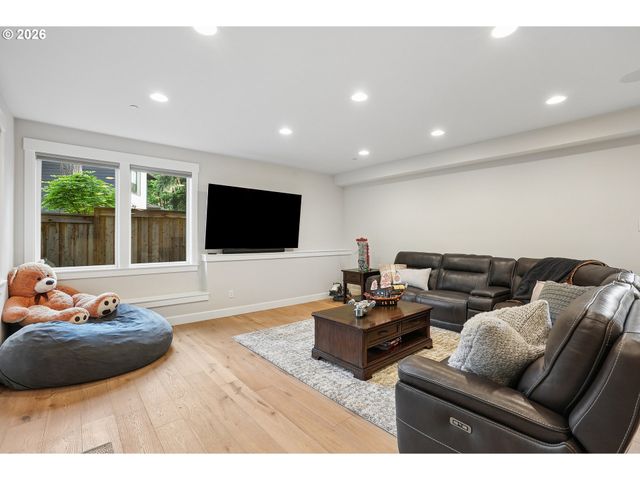 18965 PILKINGTON Rd, Lake Oswego, OR 97035