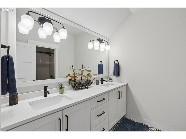 18965 PILKINGTON Rd, Lake Oswego, OR 97035
