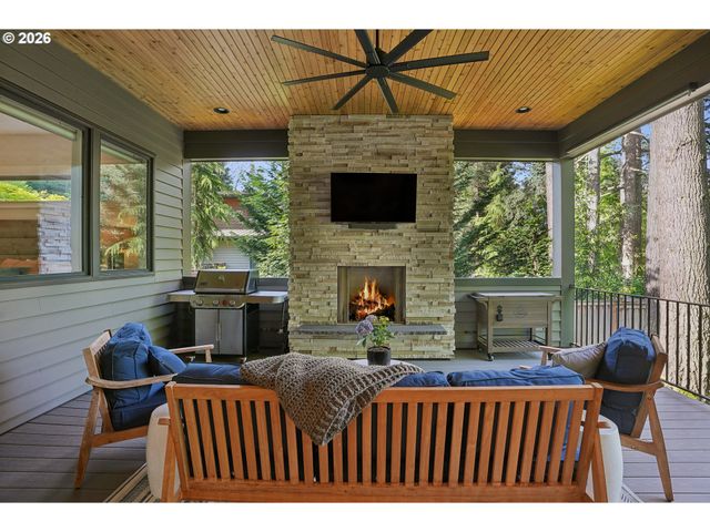 18965 PILKINGTON Rd, Lake Oswego, OR 97035