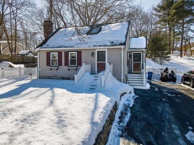 34 Stark Ave, Wakefield, MA 01880