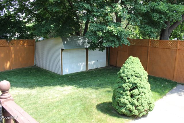 4 Mari Nol Circle, Clifton Park, NY 12065