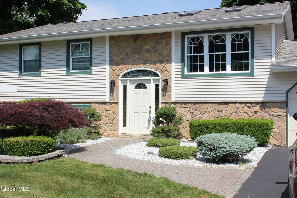 4 Mari Nol Circle, Clifton Park, NY 12065