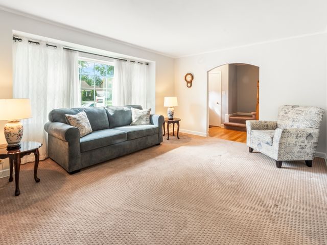225 Stratford Road, Des Plaines, IL 60016