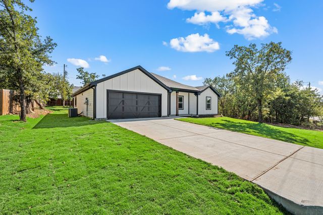813 Haynie Drive, Runaway Bay, TX 76426
