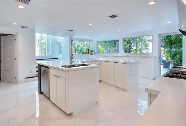 28 PELICAN Drive, Fort Lauderdale, FL 33301