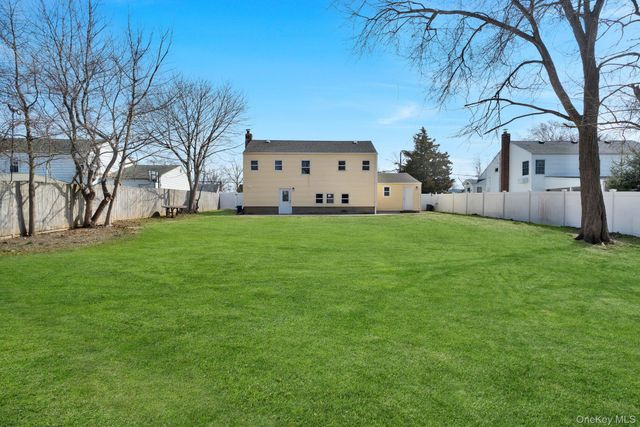 40 Durhamoc Lane, North Babylon, NY 11703