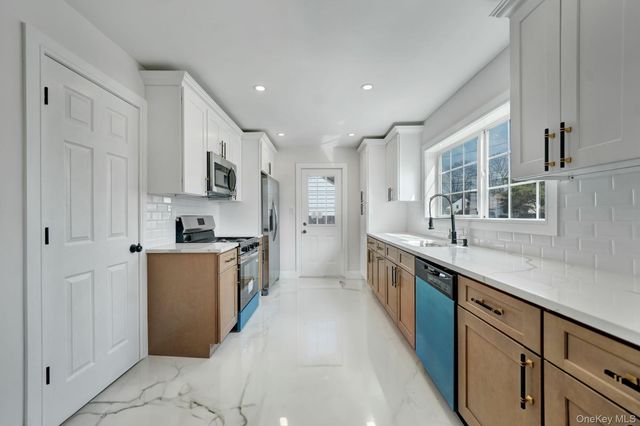 40 Durhamoc Lane, North Babylon, NY 11703