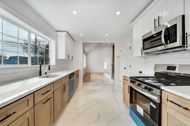 40 Durhamoc Lane, North Babylon, NY 11703